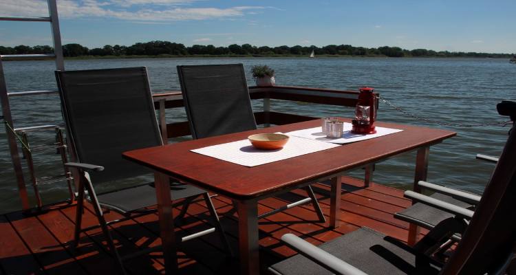 4 Stühle und ein Tisch auf der Terrasse des Hausboot