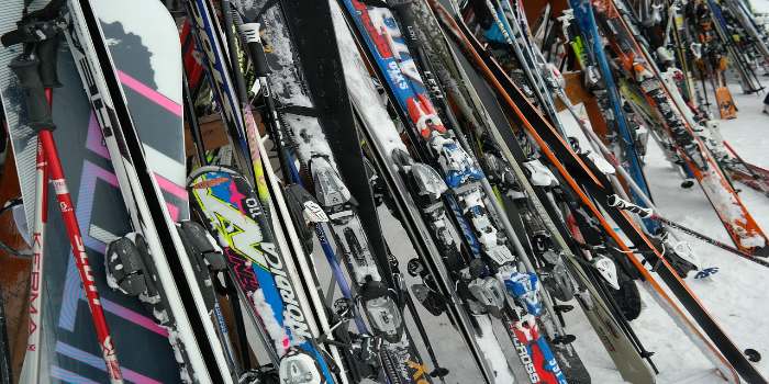 Viele Skier vieler Marken