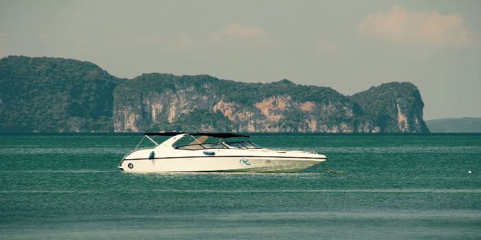 ein Motorboot auf dem Meer