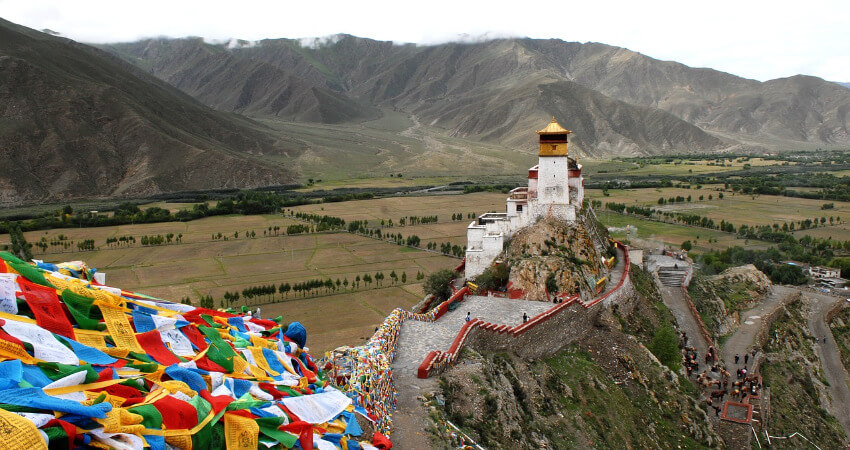 Ein Kloster in Tibet von der Luft aus fotografiert.