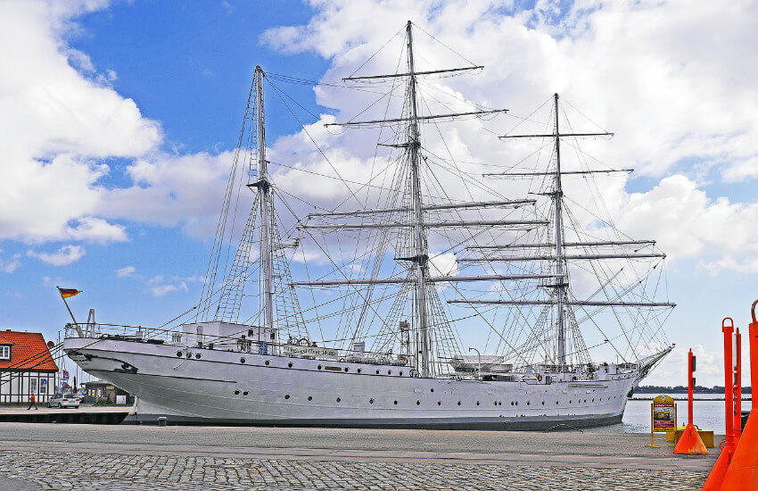Ein großes Segelschiff am Hafen von Stralsund.