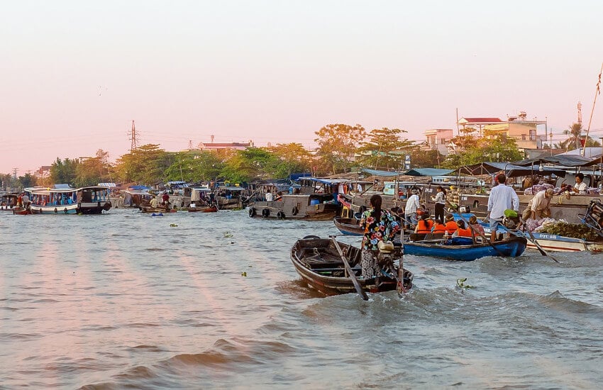 Ein Fluss mit vielen kleinen Booten, Touristenboote und Händlerboote.