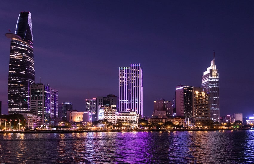 Die beleuchtete Skyline der Stadt Ho-Chi-Minh-Stadt bei Nacht.