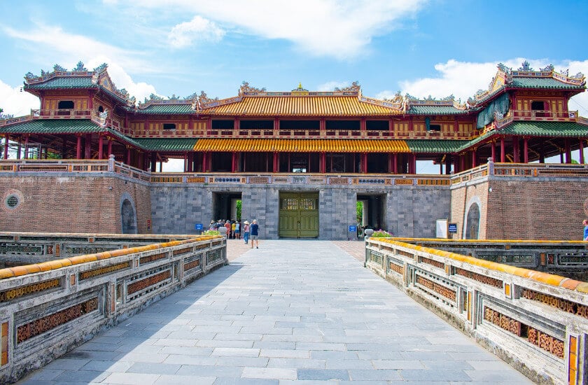 Ein Tempel in Hue aus Stein mit gelben und grünen Dach.