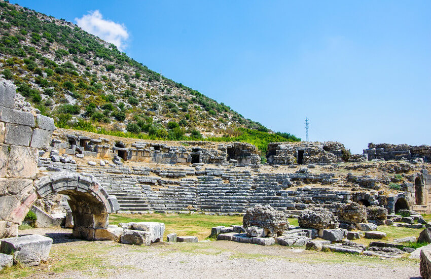 Reste auf einer antiken Stadt aus Steinen erbaut.