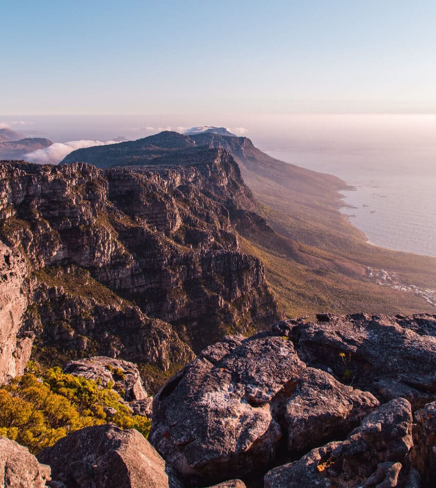 Blick über das Bergmassiv des Tafelbergs in Kapstadt.